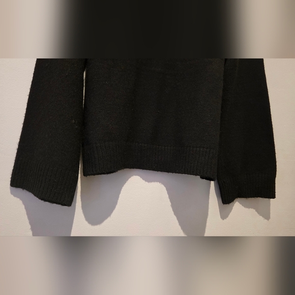 NWT T Tahari Womens Black Sweater with Embroidered Floral Sleeve Design Size M - Picture 8 of 12